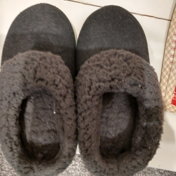 Slippers - Picture 1 of 3